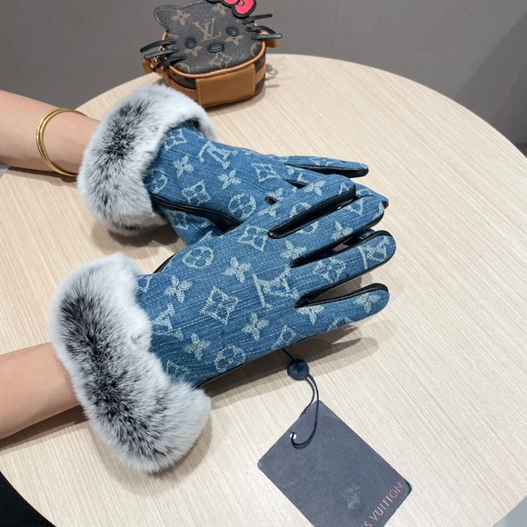 Louis Vuitton Monogram Shearling Mouton Gloves - Picture 3 of 6